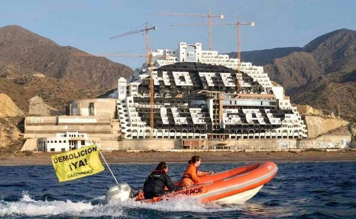 La Junta anuncia la vía civil para tomar posesión del Algarrobico