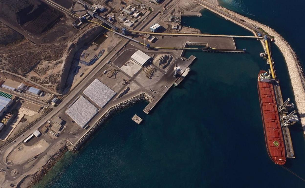 Almería | 'Muevete por Carboneras' ve «ausencia de rigor» en autorización de emisiones para mineral de hierro en puerto