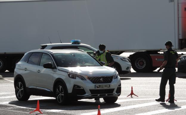 Imagen principal - Crisis del coronavirus en Almería | La Guardia Civil da el alto al paso de la Covid-19