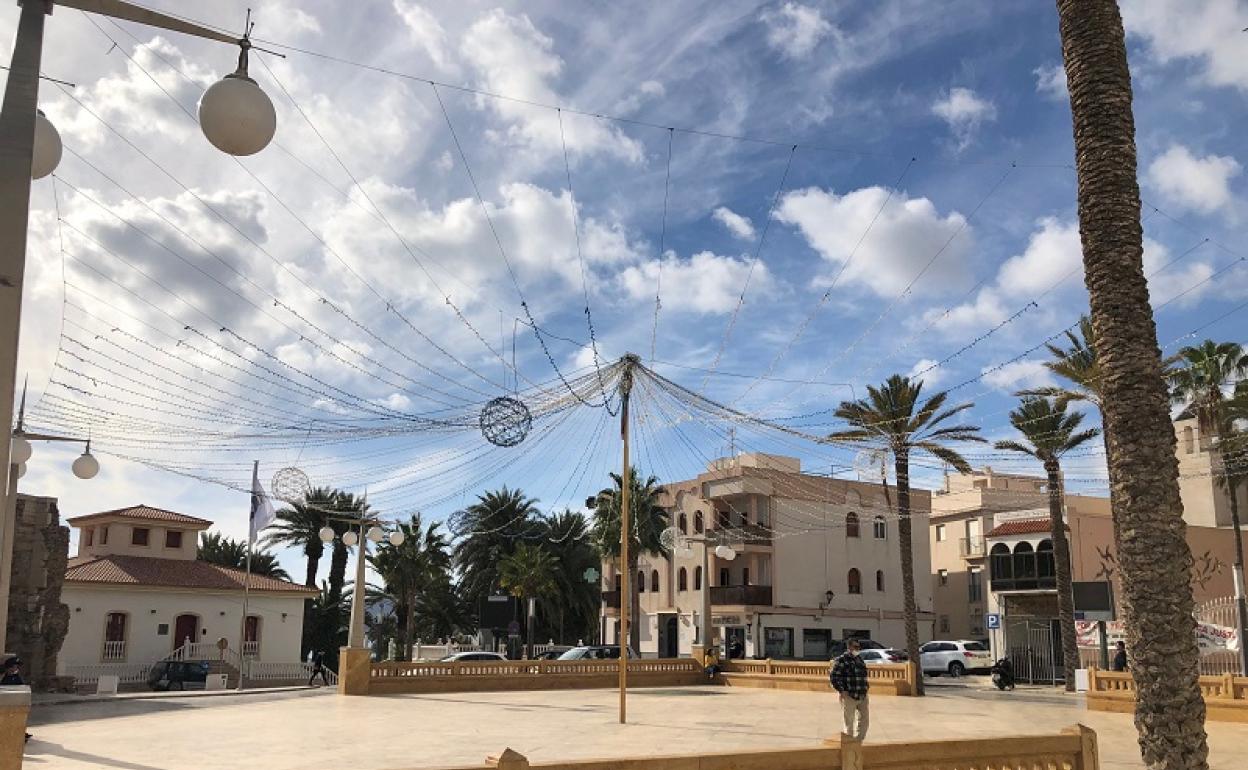 La iluminación de Navidad toma forma en Carboneras y se amplía para brillar en nuevos espacios del municipio