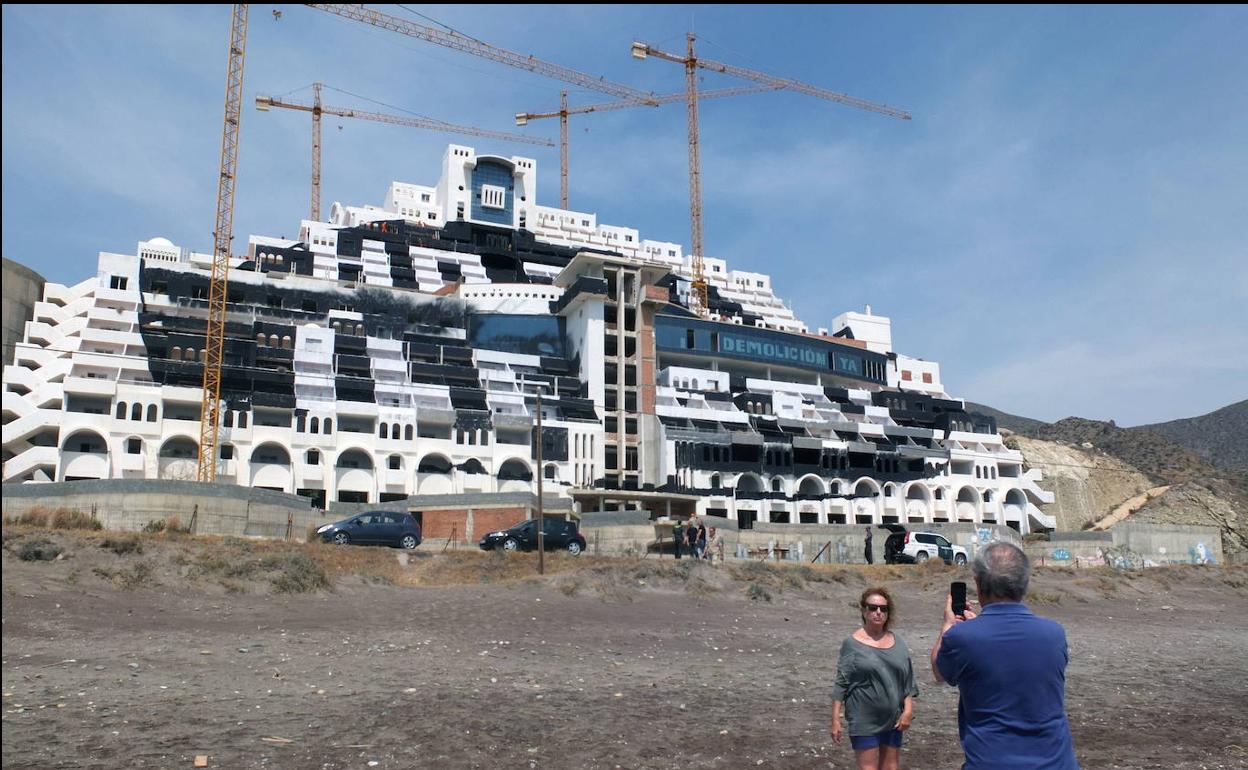 El Algarrobico | El Supremo pide al Gobierno, a la Junta y al Ayuntamiento de Carboneras informes mensuales sobre El Algarrobico