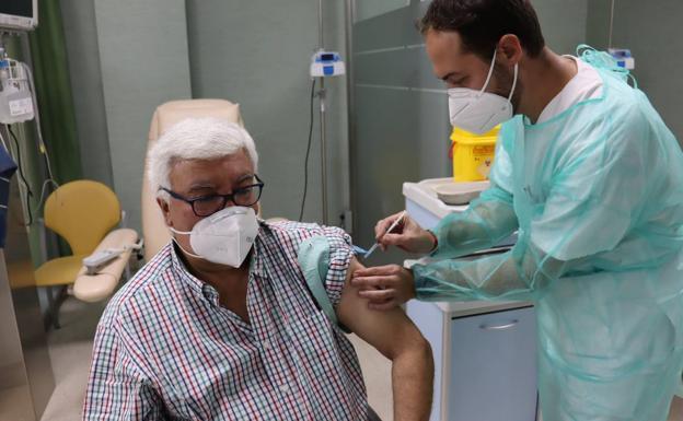 «Es más fácil que te atropelle un autobús a que la vacuna te haga una mala reacción»