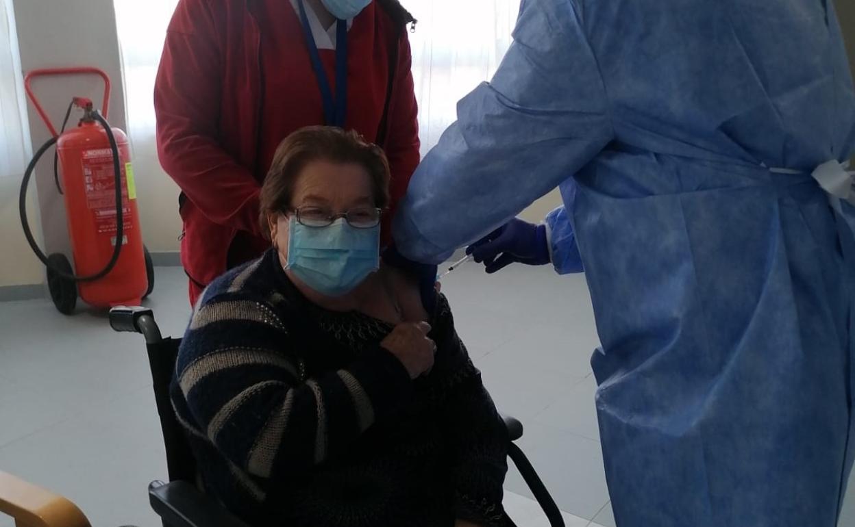 Coronavirus en Almería | Isabel Martínez se convierte en la primera vacunada frente a la Covid-19 en Pulpí