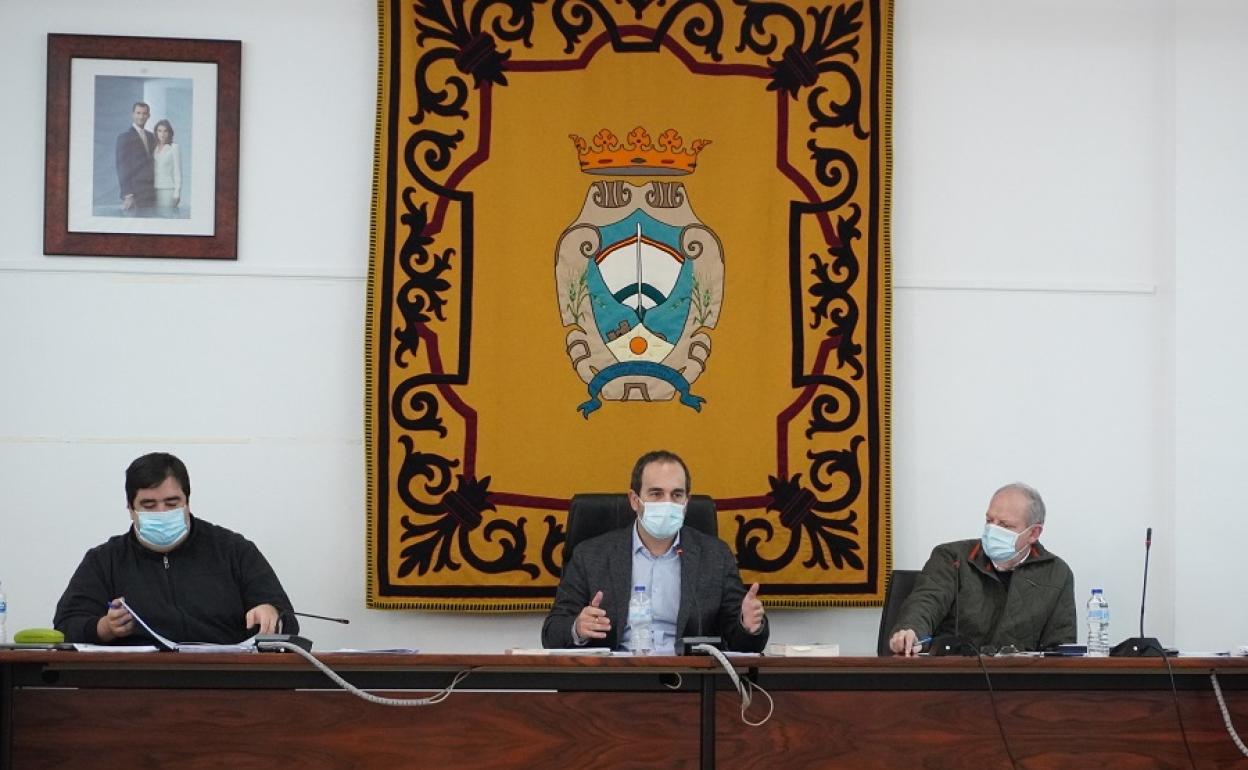 El edil, Ramón Soto, junto al alcalde, José Luis Amérigo, durante la sesión de ayer. 