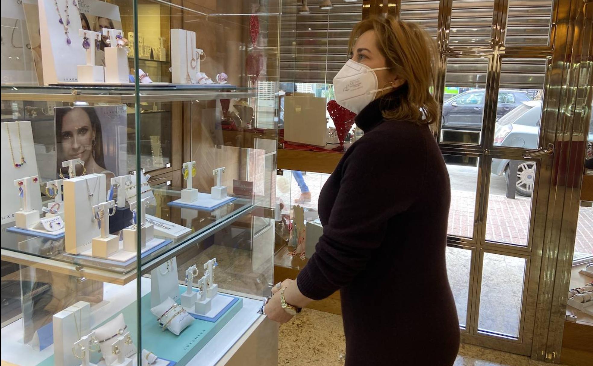 Antonia María Parra, en la joyería que regenta. 