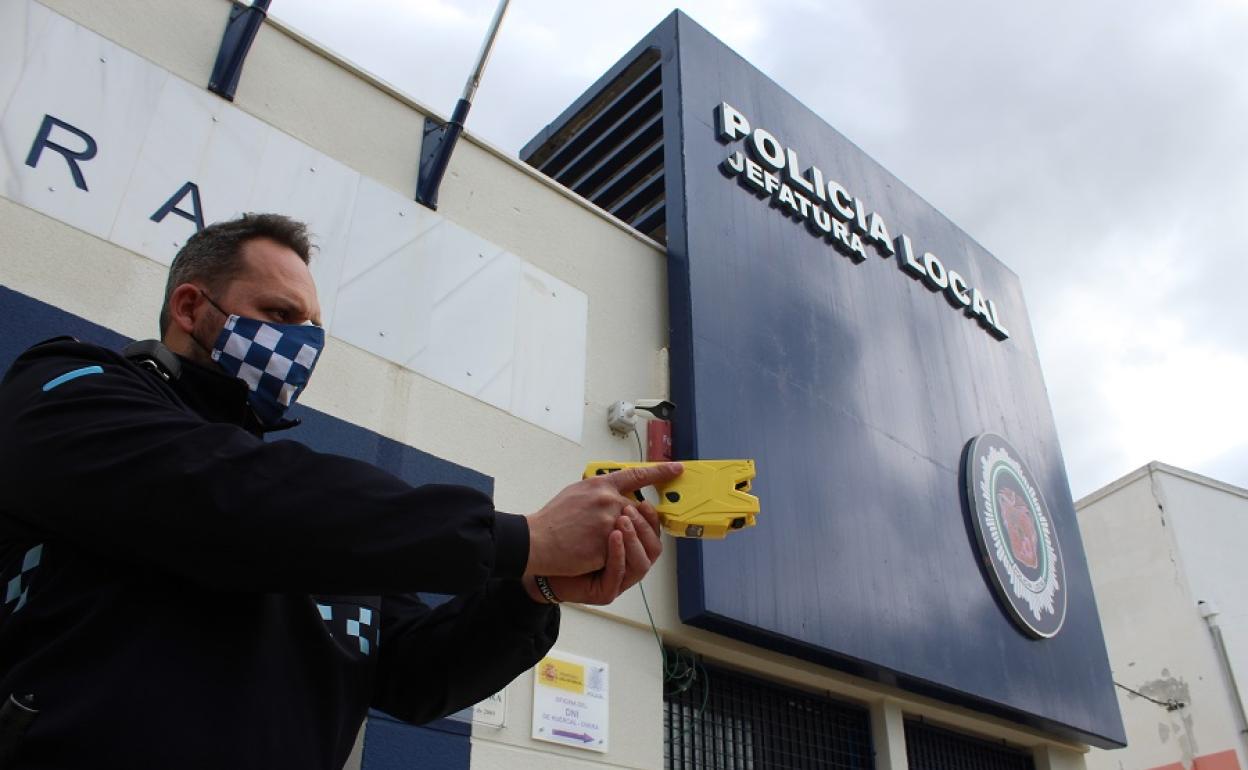 Un agente de la Policía Local de Huércal-Overa muestra una de las armas eléctricas. 