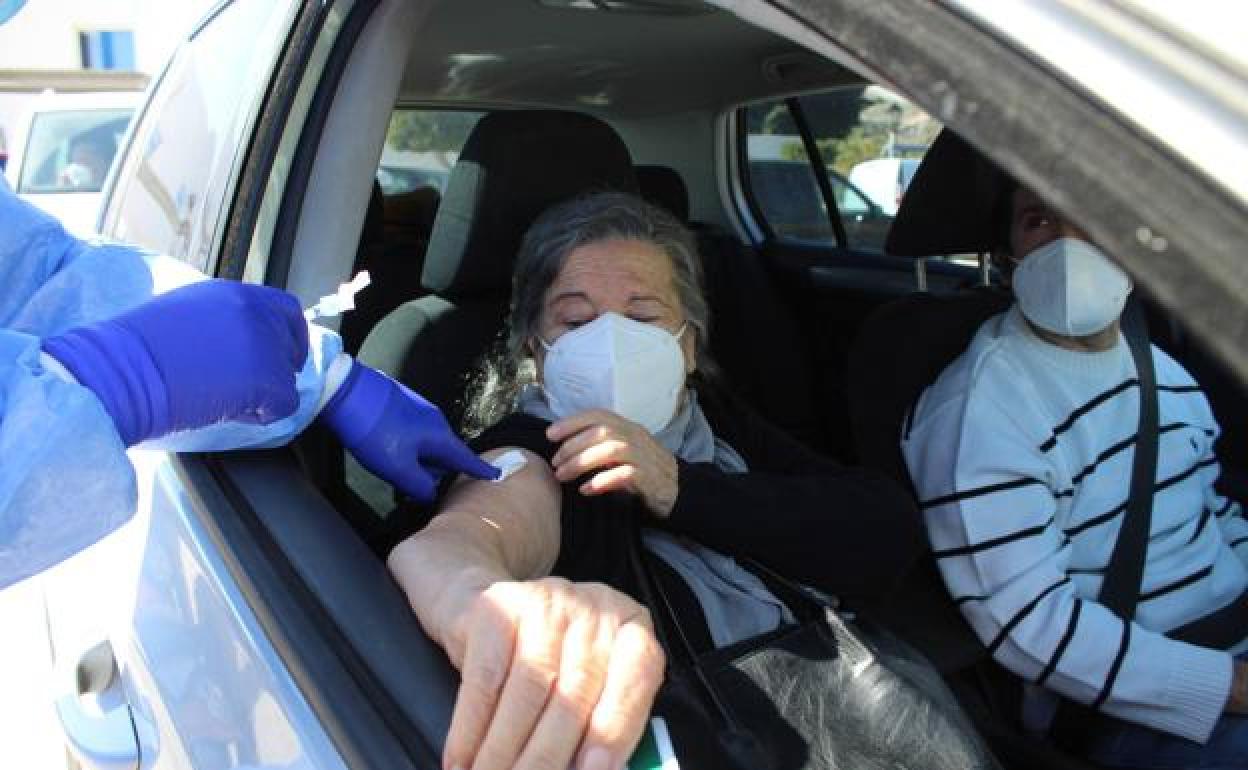 Coronavirus en Almería | Salud inicia la vacunación masiva con una lista de más de 2.000 almerienses mayores de 80 años