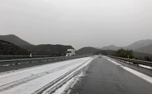 Autovía del Mediterráneo cubierta de un manto blanco. 