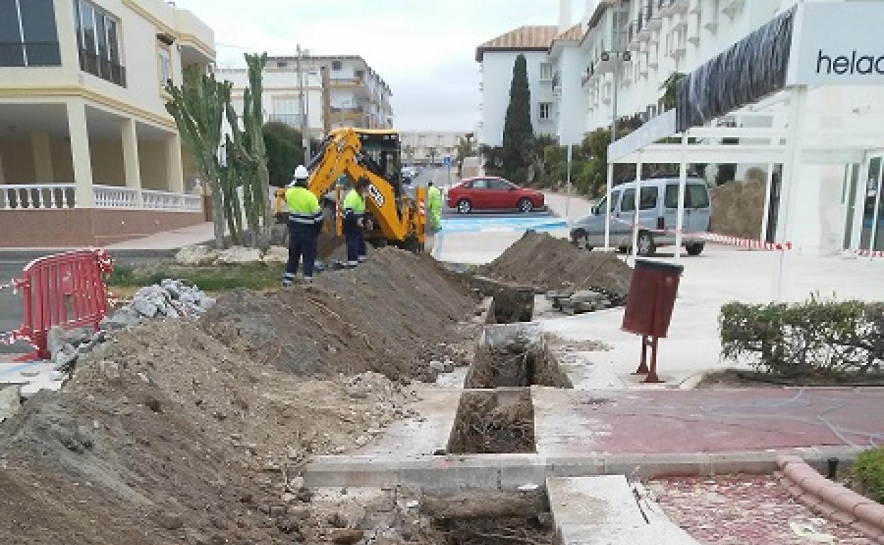 Codeur renueva el colector de saneamiento en la avenida Mar y Cielo de Vera