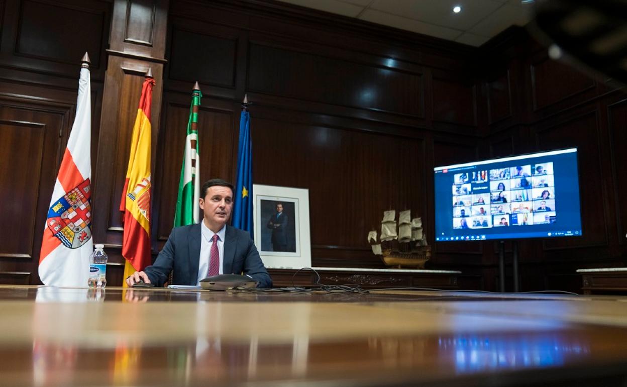 El presidente de la Diputación de Almería, Javier Aureliano García, en un pleno telemático. 