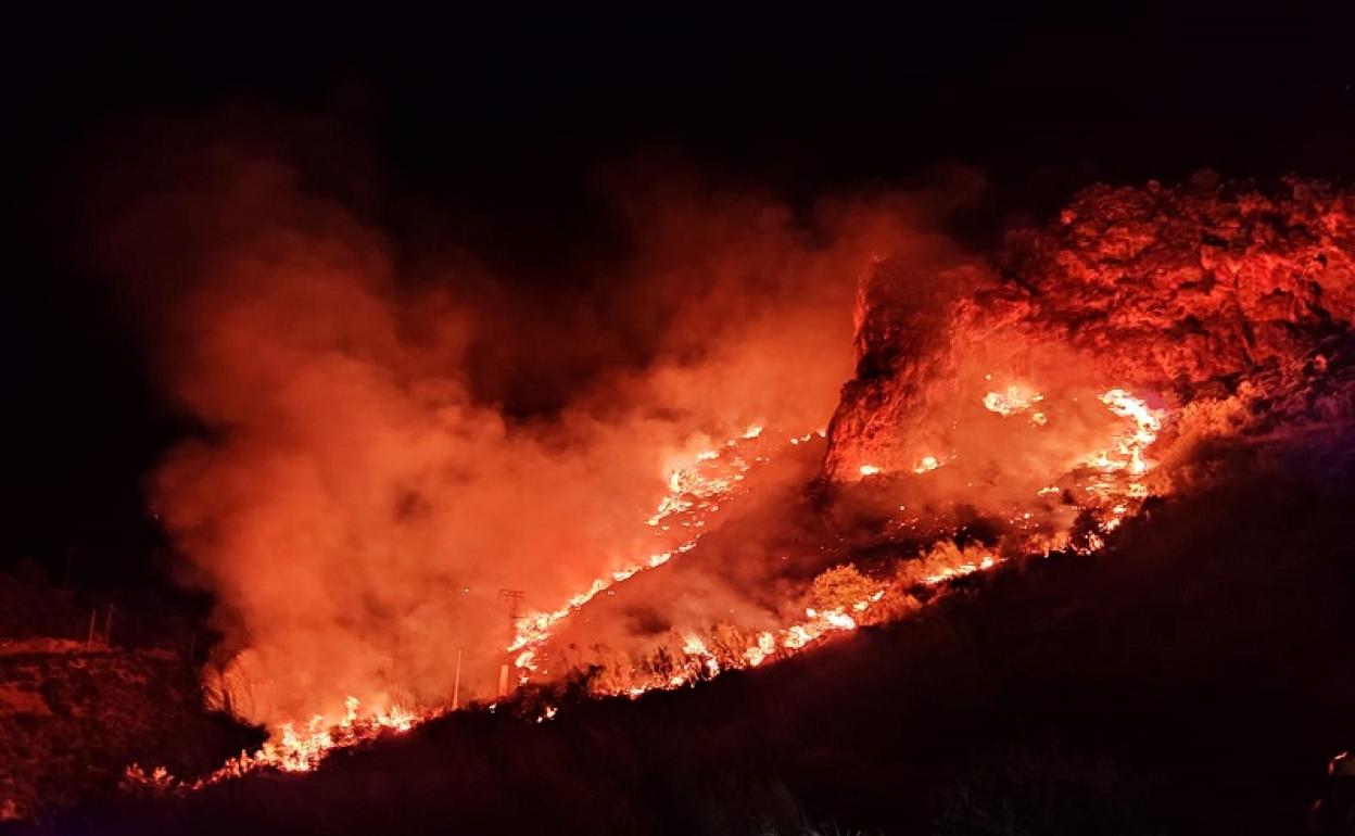 Incendio en Sierra Cabrera.