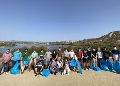 Imagen secundaria 1 - Almería | Provincia | Vera | Jóvenes del PP se lanzan a limpiar de basura El Salar de los Canos de Vera
