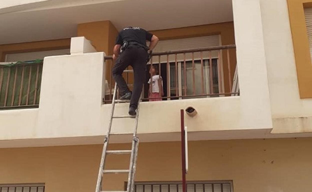 Rescatan a una menor que estaba sola en casa e intentó saltar por el balcón
