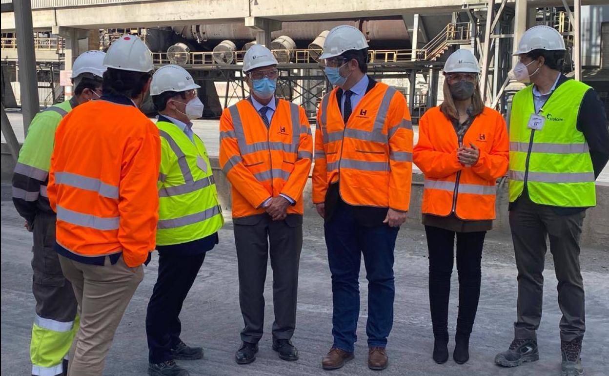 «Veo el futuro de Carboneras con optimismo», afirma el consejero Velasco en su visita a la localidad