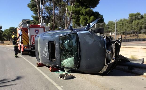El turismo chocó contra una farola por causas que se desconocen.