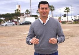 José Francisco Garrido, candidato del PP en Níjar, en el terreno en el que se ubicaría el parque.