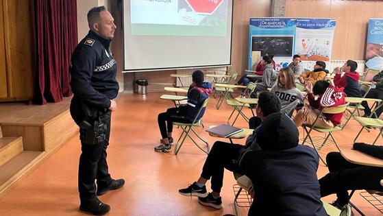 La Policía Local de Huércal-Overa lleva su plan de prevención del acoso escolar a los adolescentes