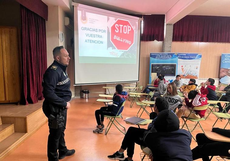 La Policía Local de Huércal-Overa lleva su plan de prevención del acoso escolar a los adolescentes