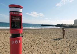 El PSOE afea al PP que compre un tótem salvavidas para la playa un 46% más caro que la Junta