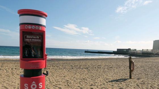 El PSOE afea al PP que compre un tótem salvavidas para la playa un 46% más caro que la Junta