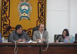 El alcalde de Carboneras, José Luis Amérigo, durante el pleno.