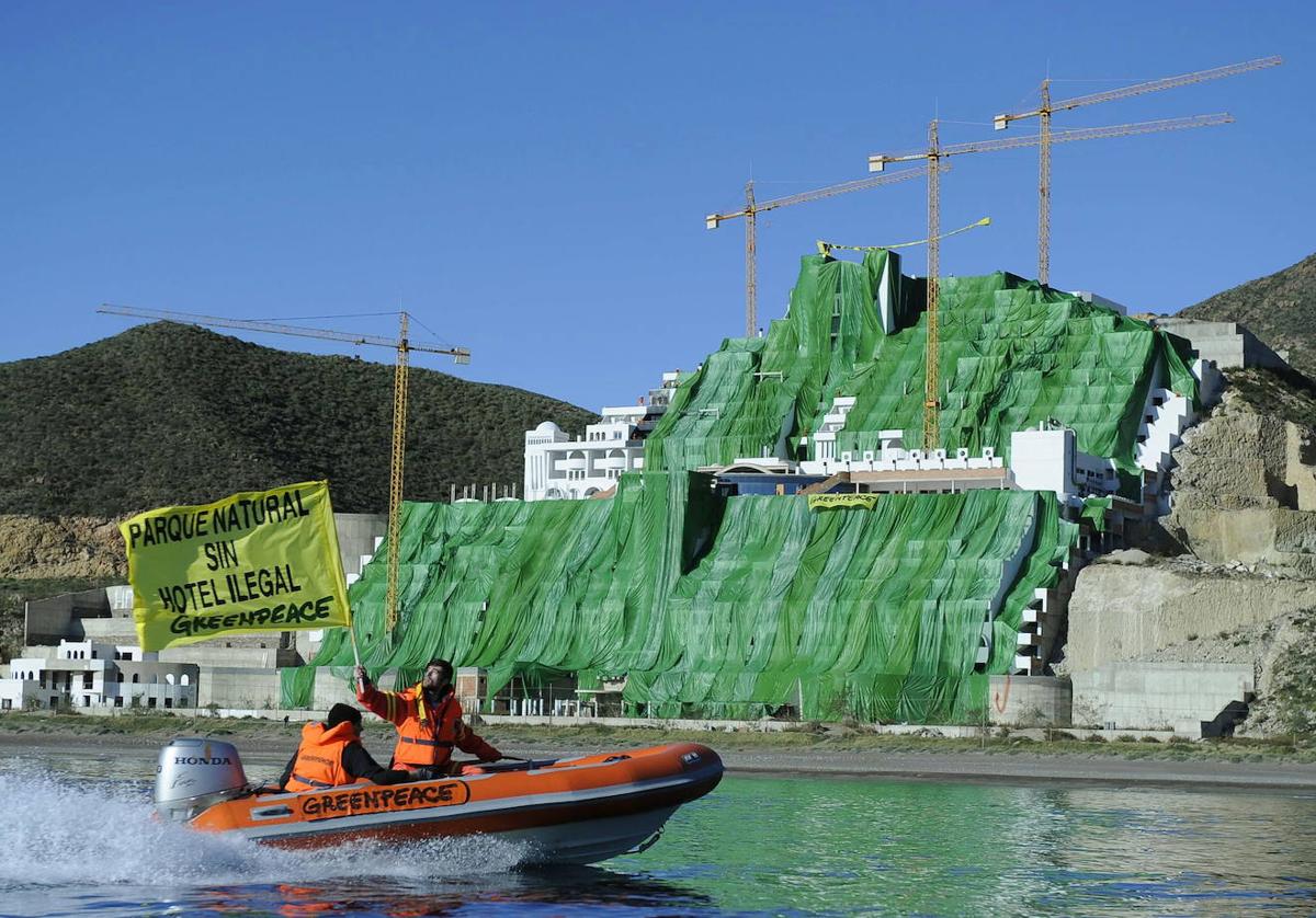 Greenpeace urge al TSJA a multar al alcalde por «dilatar» la demolición del Algarrobico