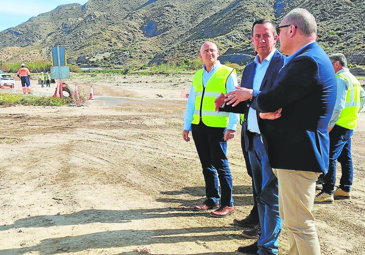 El subdelegado, junto al alcalde de Cuevas y el gerente territorial de Acuamed.