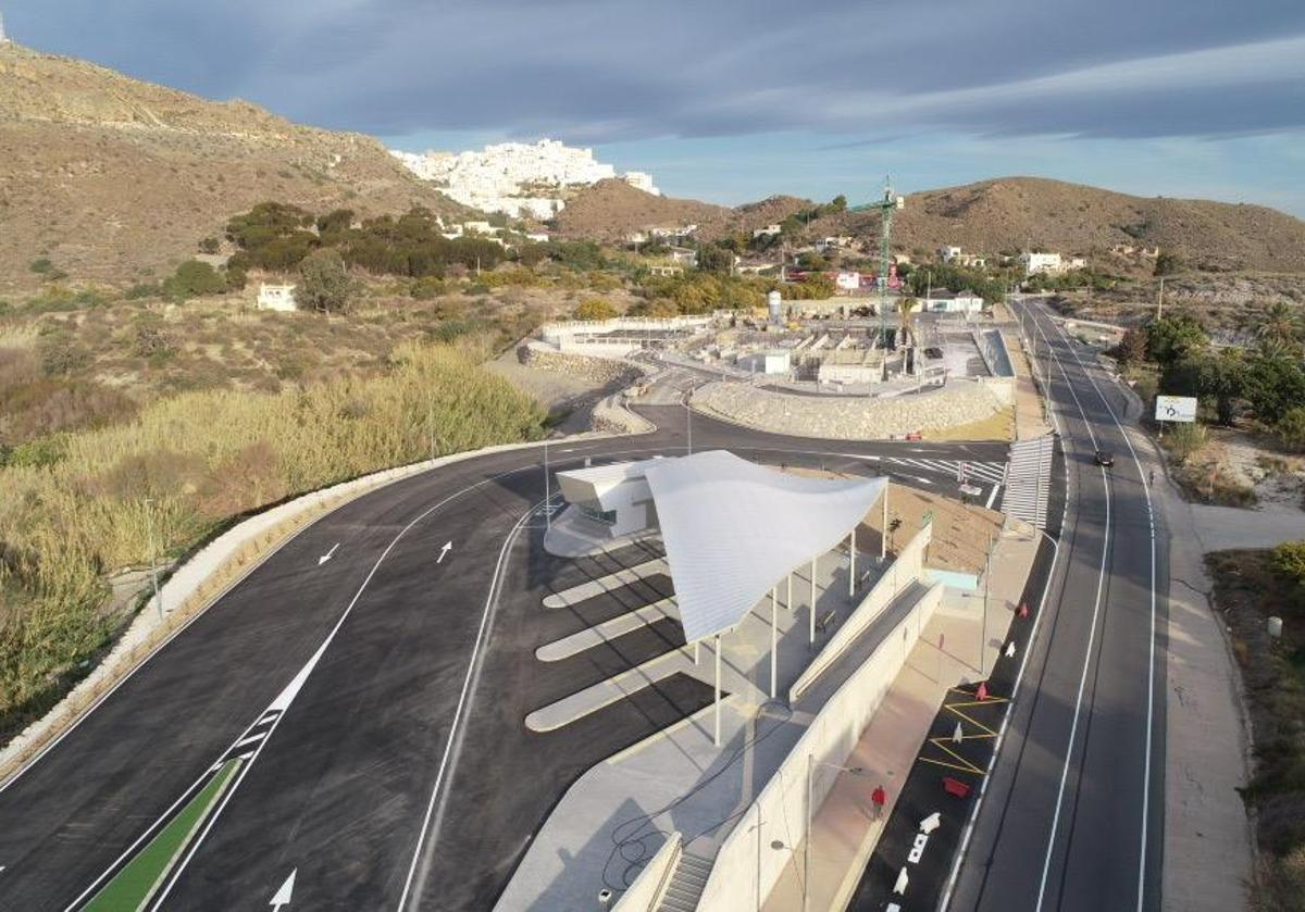 Concluyen las obras del intercambiador de hasta cuatro autobuses en Mojácar