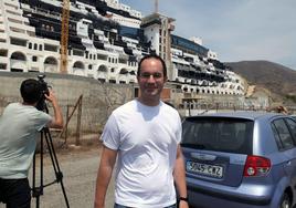 José Luis Amérigo, alcalde de Carboneras, frente al Algarrobico.