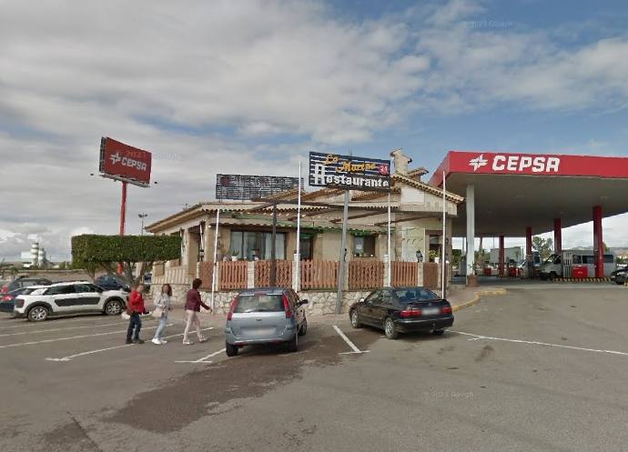 Estación de servicio y restaurante La Morena.