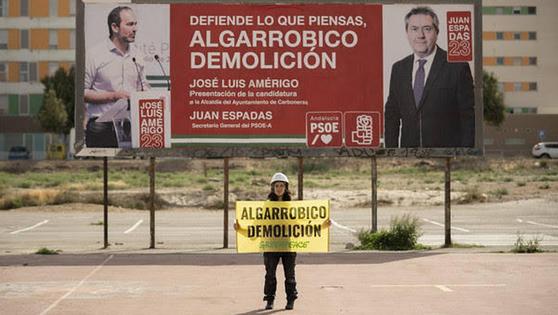 Greenpeace reclama la autoría de los carteles del PSOE pidiendo la demolición del Algarrobico