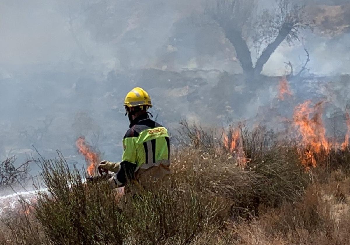 Un bombero del Levante durante las tareas para controlar el incendio.