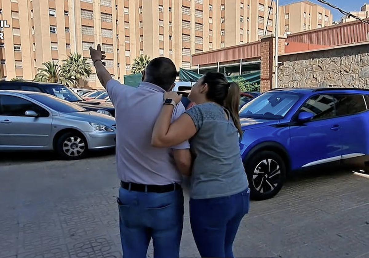 Simulación de la técnica empleada por los autores de los robos a personas mayores.