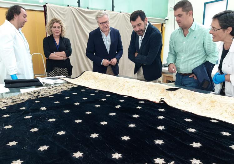 Imagen principal - El IAPH restaura el Manto de la Coronación de la Virgen de las Angustias en Vera