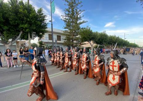 Imagen secundaria 1 - Los Moros y Cristianos de Vera recuperan su máximo esplendor