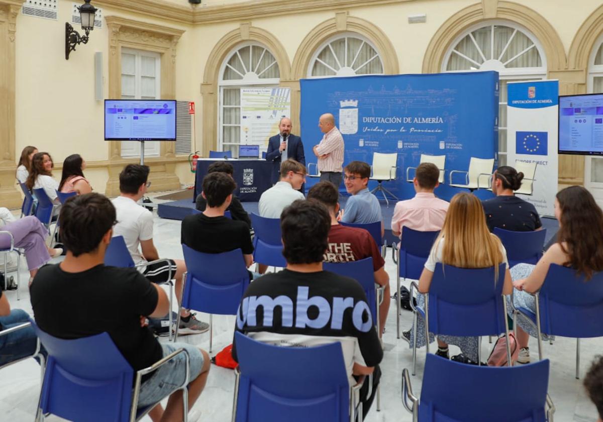 Medio centenar de alumnos de Huércal-Overa analiza las 'salidas' que les ofrece la UE