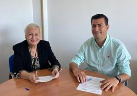 Firma del acuerdo entre Vox y PP en Níjar.