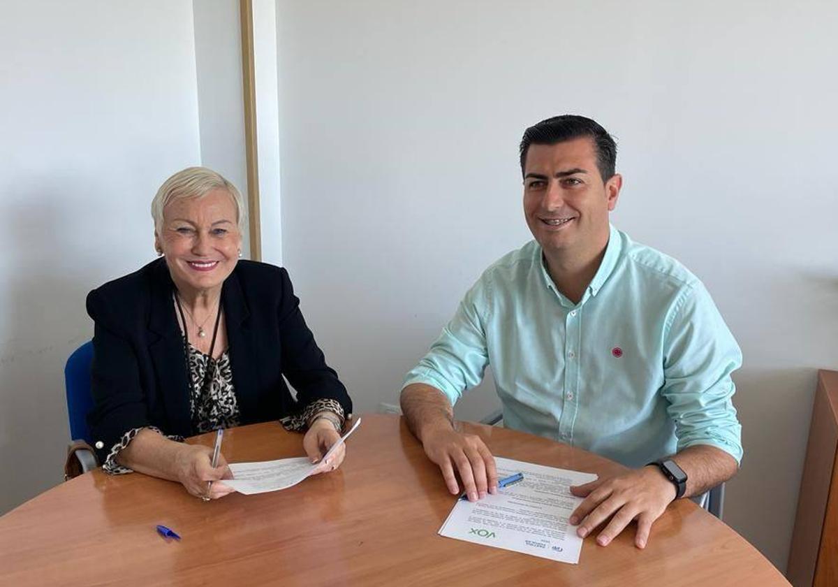 Firma del acuerdo entre Vox y PP en Níjar.