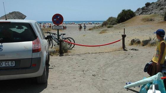 Seis euros por aparcar en las playas protegidas de Cabo de Gata desde este sábado