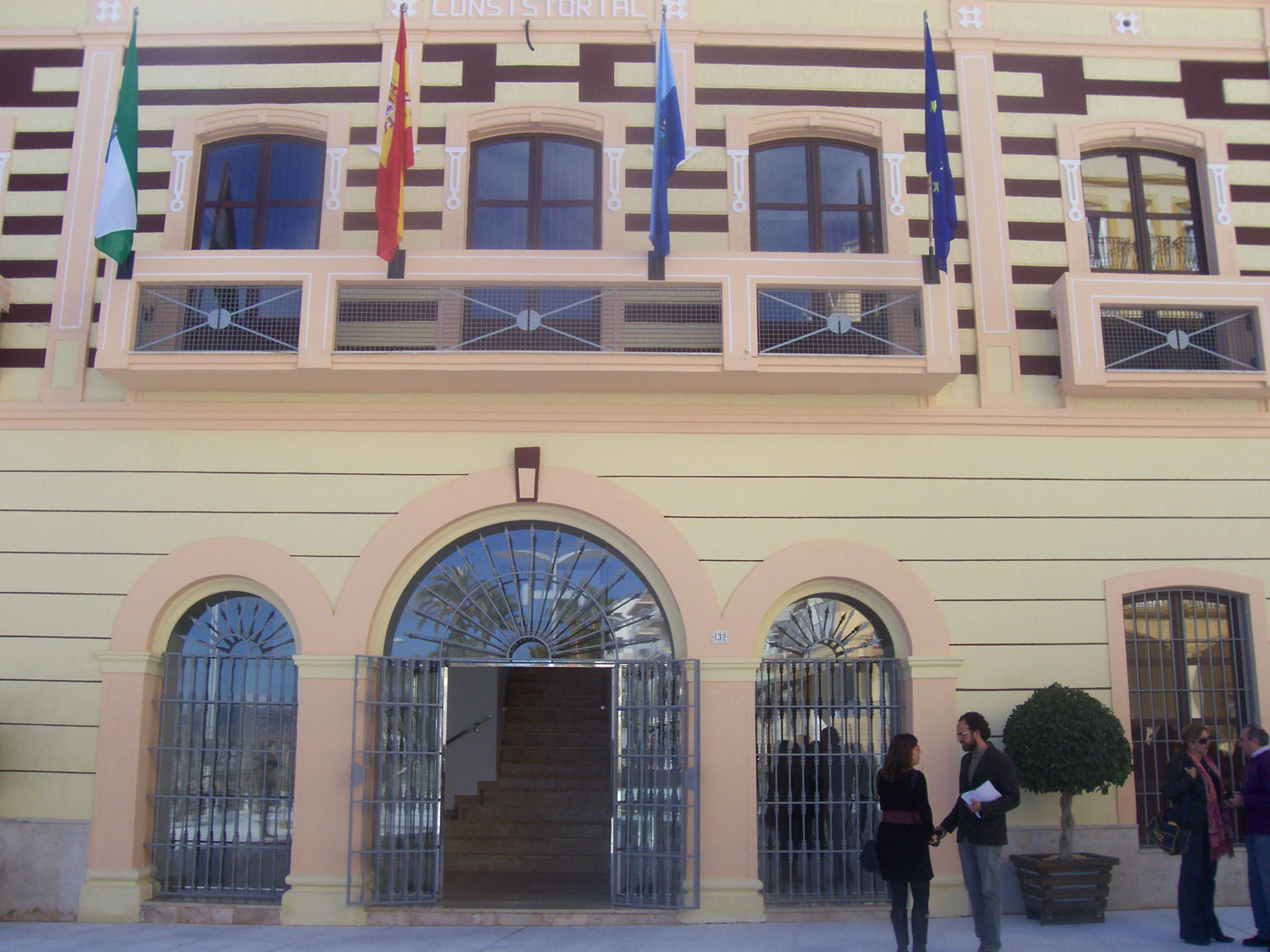 Vista de la fachada del Ayuntamiento de Garrucha.
