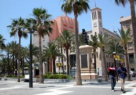 Vista de la Rambla de Belén con la Audiencia Provincial de Almería al fondo.