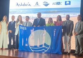 Representantes pulpileños recogiendo las banderas.