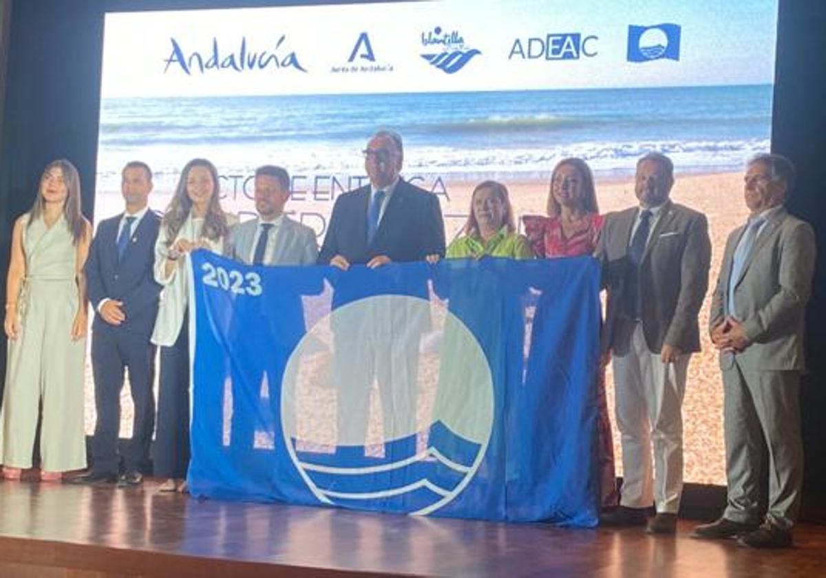 Representantes pulpileños recogiendo las banderas.
