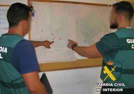 Agentes de Guardia Civil señalan los lugares en los que habrían actuado los detenidos.