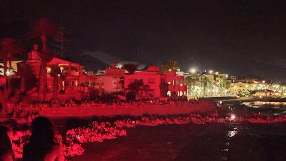 'La Soledad Sonora' vuelve a cautivar al público con el concierto de Guillermo Fernández en mitad del mar