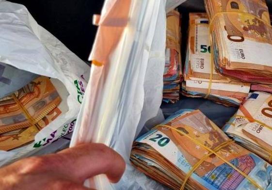 Dinero intervenido por la Guardia Civil en un vehículo.