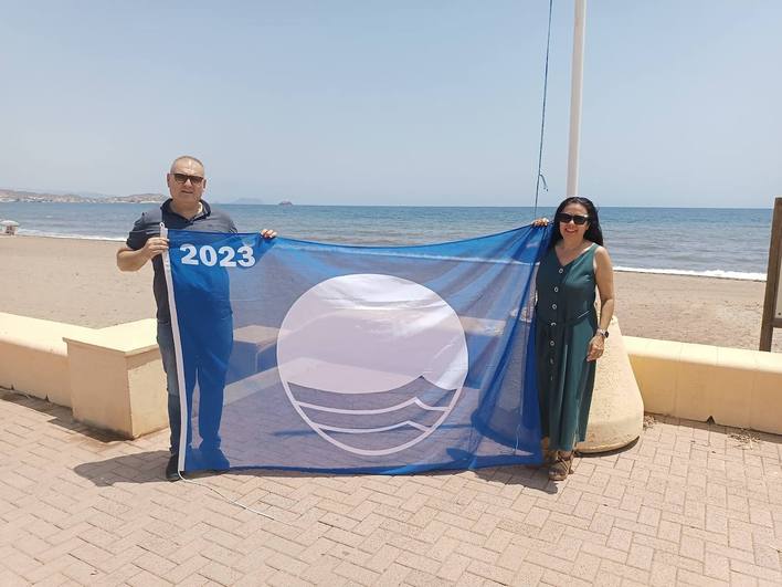 El alcalde de Cuevas y la concejala de Turismo, con la Bandera Azul.