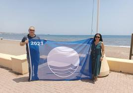 El alcalde de Cuevas y la concejala de Turismo, con la Bandera Azul.