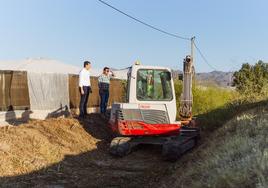 El Ayuntamiento de Níjar limpia cauces y ramblas en zonas rurales