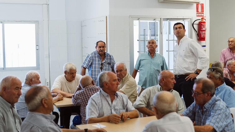 Garrido visita a los mayores de Campohermoso y a los participantes de la actividad 'Aqua Gym' en Níjar